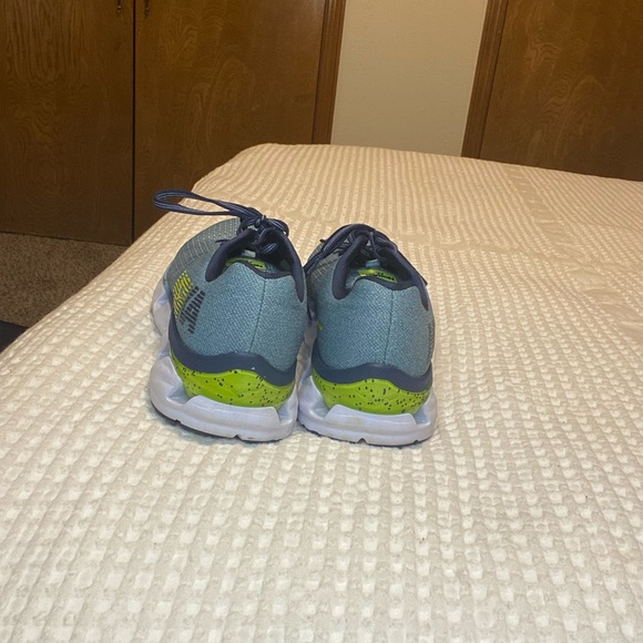 Hoka sneakers - Picture 3 of 5